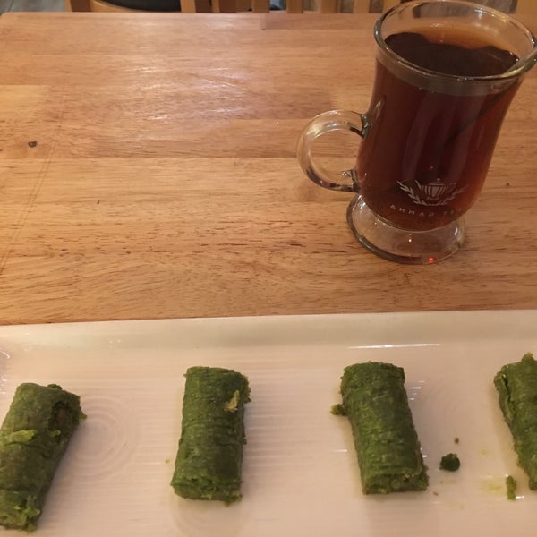 Снимок сделан в Güllüoğlu Baklava &amp; Cafe пользователем Dilek K. 10/7/2016