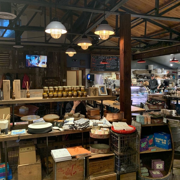 รูปภาพถ่ายที่ West Shore Market โดย Jeff B. เมื่อ 1/11/2019