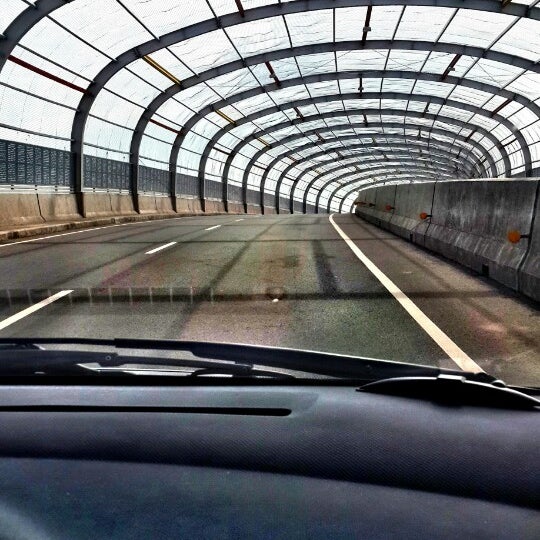 Автомобильный тоннель. Автомобиль в тоннеле. Туннель для машин. Тоннель Автодорожный.
