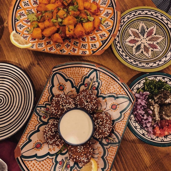 Foto tirada no(a) Leila&#39;s Authentic Lebanese Cuisine por Brigi N. em 10/19/2018