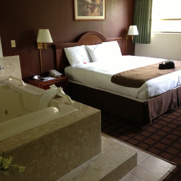 Super 8 Motel Rogers Park 4 tips