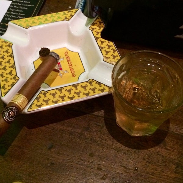 รูปภาพถ่ายที่ The Porter House (Restaurant &amp; Cigar Bar) โดย Nicholas F. เมื่อ 6/22/2014