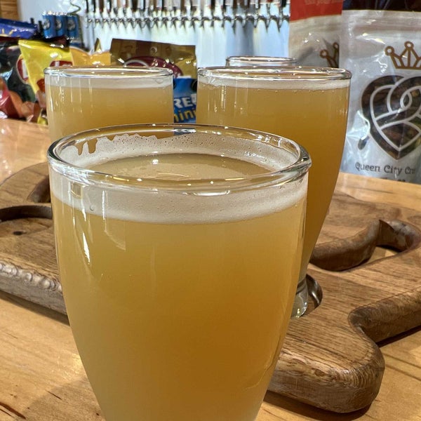 Photo taken at Pop the Top Craft Beer Shop by Bob K. on 6/4/2022