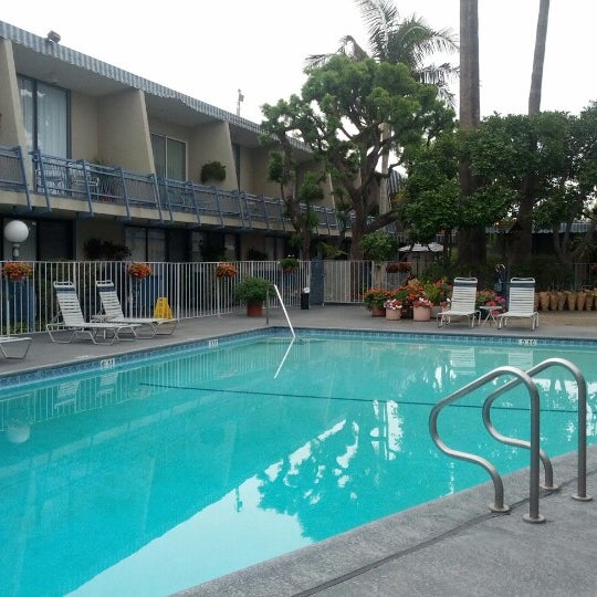 11/15/2012 tarihinde Razerziyaretçi tarafından Travelodge Hotel at LAX'de çekilen fotoğraf