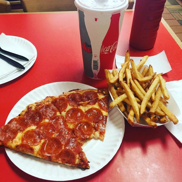 9/7/2015 tarihinde Rev. Bootsziyaretçi tarafından Louie&#39;s Pizza'de çekilen fotoğraf