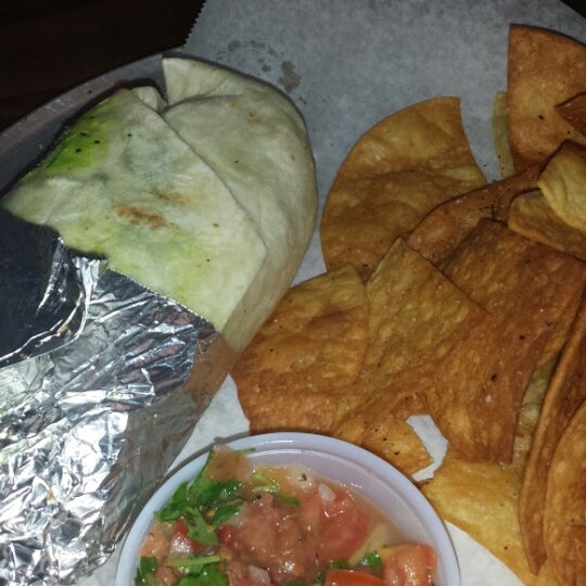 9/5/2013 tarihinde Tiffany G.ziyaretçi tarafından Hightide Burrito Co.'de çekilen fotoğraf