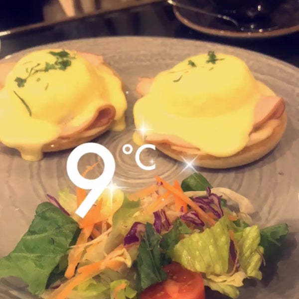 Egg Benedict was so delicious, french toast bellow average, the atmosphere & the staff were wonderful. Definitely not my last visit💕