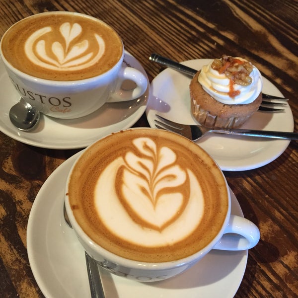 Foto diambil di Gustos Coffee Co. oleh BrendaLynda pada 7/26/2017