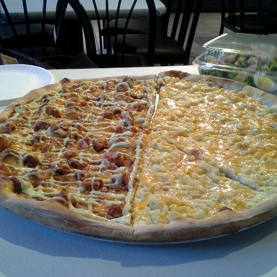 รูปภาพถ่ายที่ Big G&#39;s Pizza โดย Kristina S. เมื่อ 10/24/2012