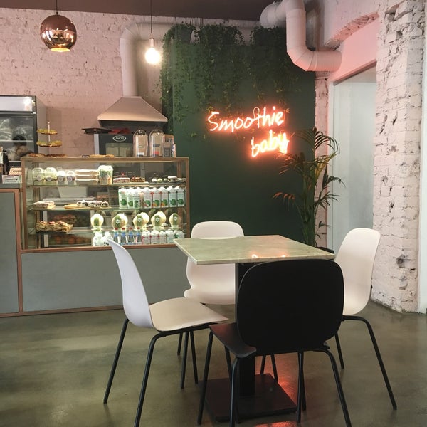 Foto tirada no(a) SML Deli Coffee Shop por Polina N. em 5/17/2018