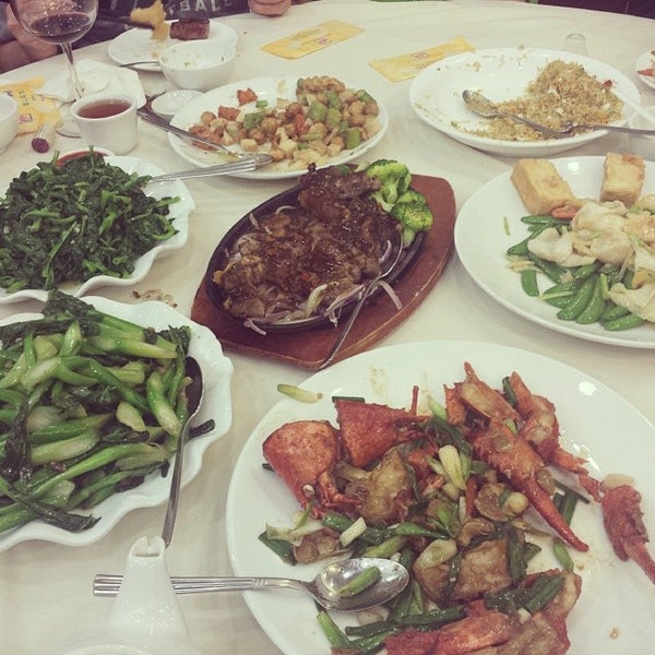 Photo taken at Joy Luck Seafood Restaurant 彩福海鮮酒家 by Ivan C. on 1/13/2014