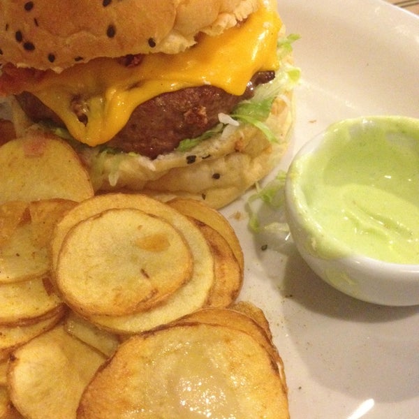 Das Foto wurde bei Burger&#39;s Club von Luara O. am 9/21/2013 aufgenommen