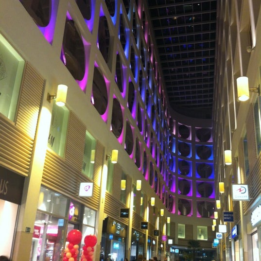 รูปภาพถ่ายที่ Anspach Shopping โดย Alisa B. เมื่อ 11/17/2012