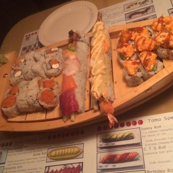 Foto scattata a Tomo Japanese Restaurant da Drew B. il 8/26/2015