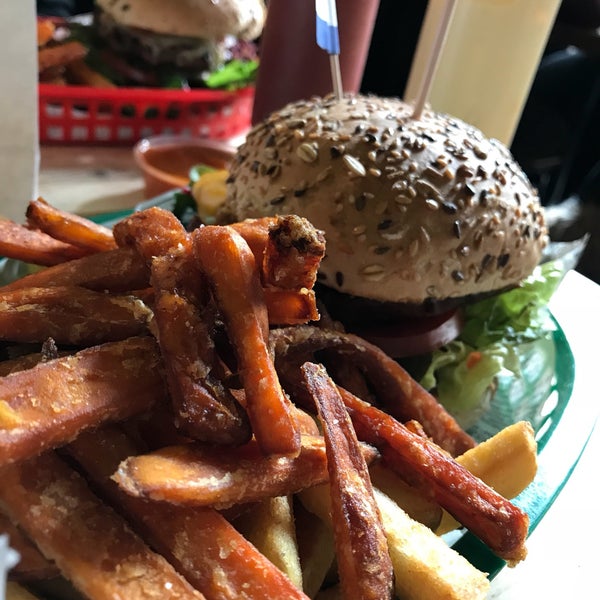 3/24/2018 tarihinde Jon B.ziyaretçi tarafından Rembrandt Burger'de çekilen fotoğraf