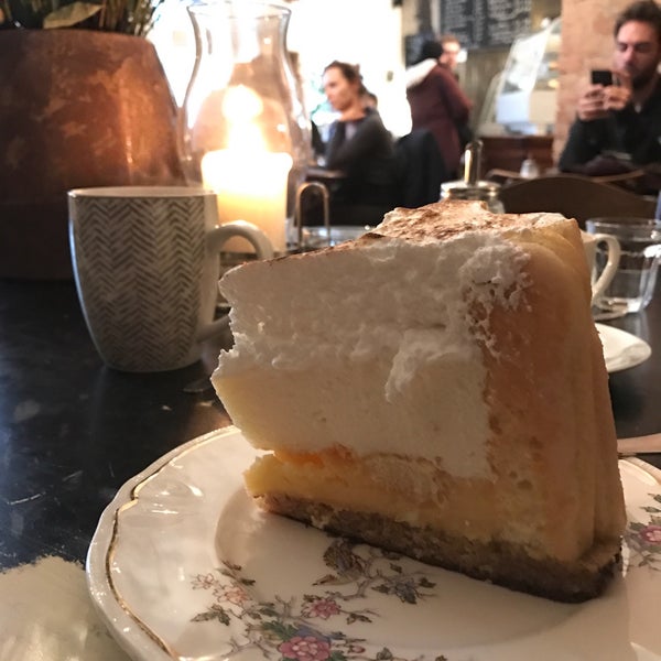 2/12/2017 tarihinde Jon B.ziyaretçi tarafından Louise Chérie Café'de çekilen fotoğraf