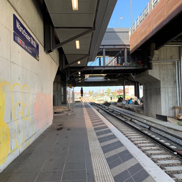 รูปภาพถ่ายที่ S Warschauer Straße โดย Jon B. เมื่อ 4/17/2019
