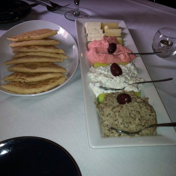 รูปภาพถ่ายที่ Basils Greek Dining โดย Sam O. เมื่อ 1/2/2014
