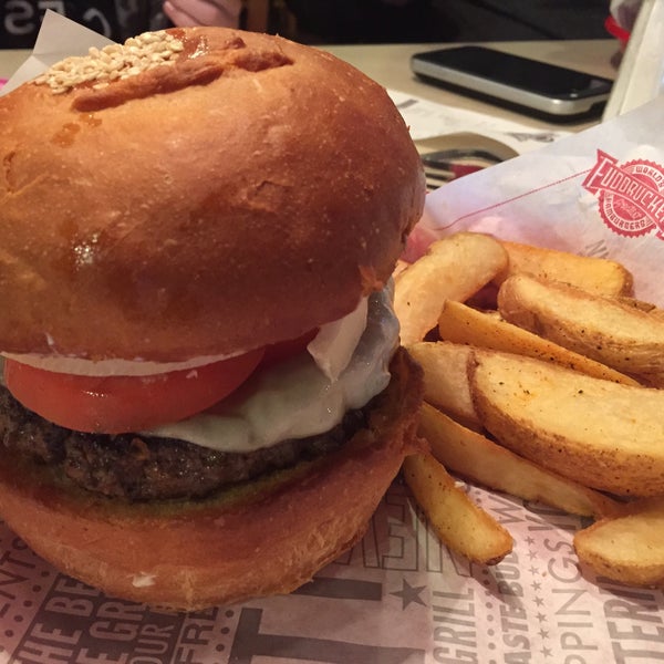 Photo taken at Fuddruckers by Flor F. on 2/14/2015