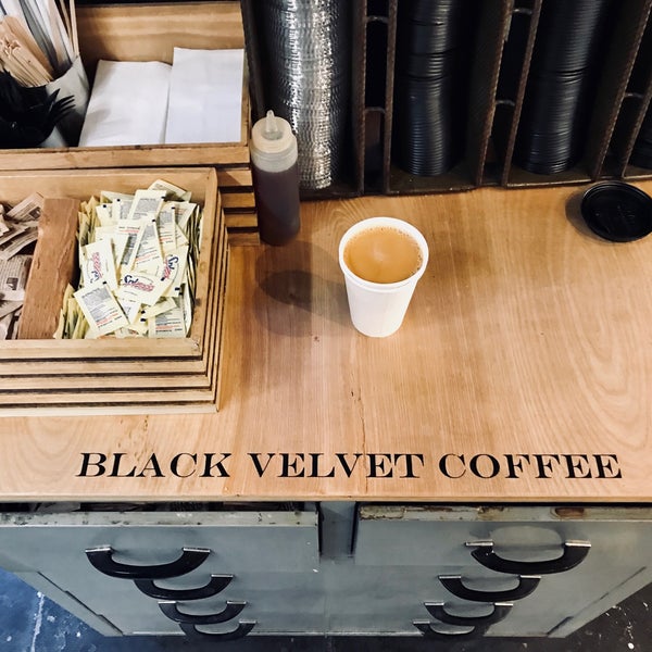 9/27/2017 tarihinde Max G.ziyaretçi tarafından Black Velvet Coffee'de çekilen fotoğraf