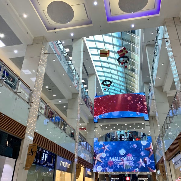รูปภาพถ่ายที่ Mall of Sofia โดย Max G. เมื่อ 1/10/2020