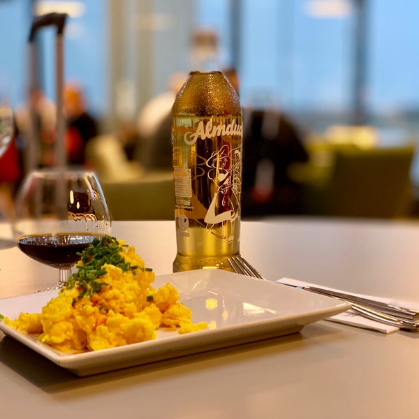 Photo taken at Austrian Airlines Business Lounge | Non-Schengen Area by Max G. on 1/5/2019