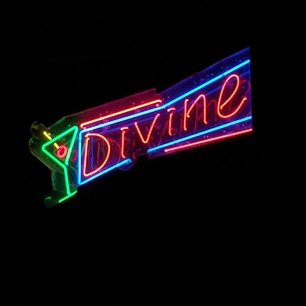 2/9/2017 tarihinde Scott R.ziyaretçi tarafından Divine Bar &amp; Grill'de çekilen fotoğraf