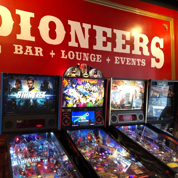 Foto scattata a Pioneers Bar da Scott R. il 4/11/2018