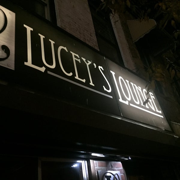 Foto tomada en Lucey&#39;s Lounge  por Scott R. el 11/30/2016