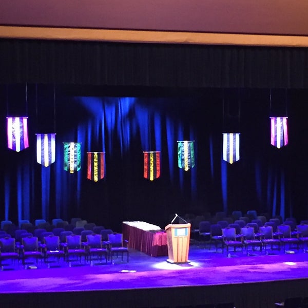 รูปภาพถ่ายที่ Lisner Auditorium โดย Scott R. เมื่อ 5/13/2016