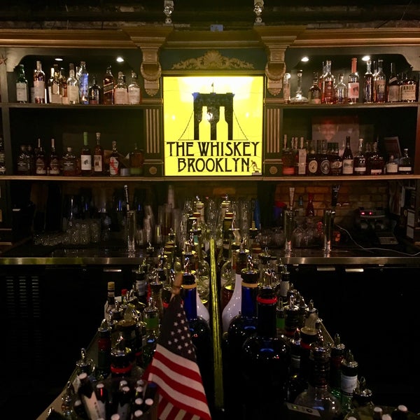 Foto tirada no(a) The Whiskey Brooklyn por Scott R. em 6/12/2019