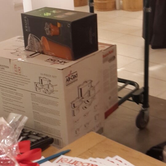 Photo taken at Crate &amp; Barrel by Klo B. on 12/23/2013