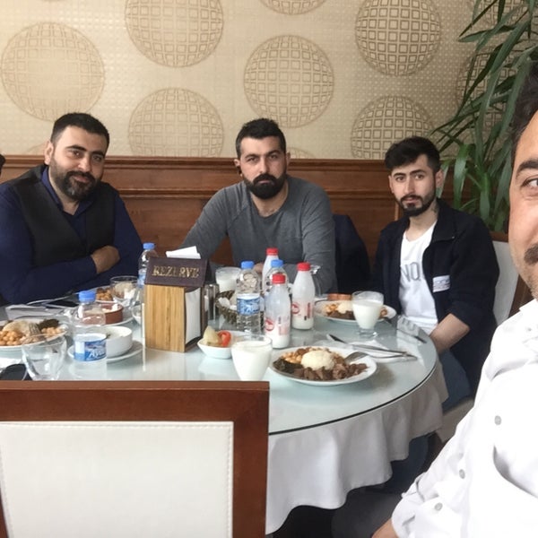 Foto scattata a Yeşil Ayder Restaurant da Nihat T. il 4/27/2019