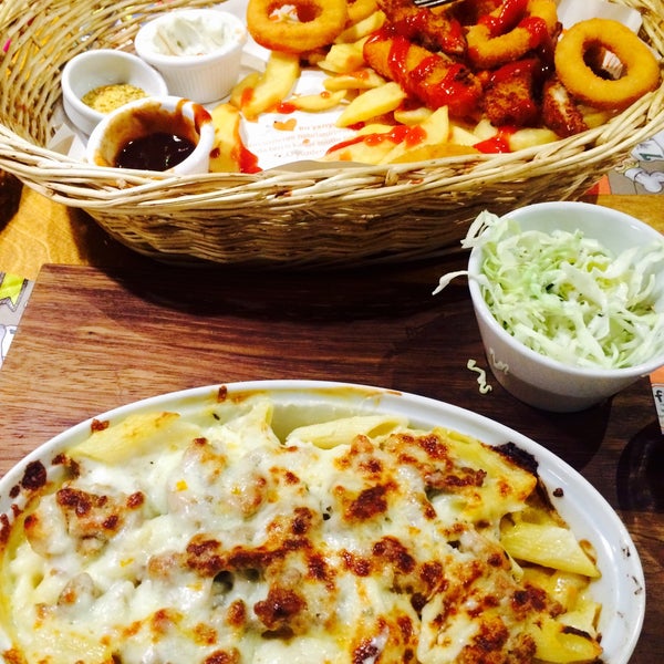 Das Foto wurde bei Alins Cafe Restaurant von Özlem V. am 3/10/2015 aufgenommen