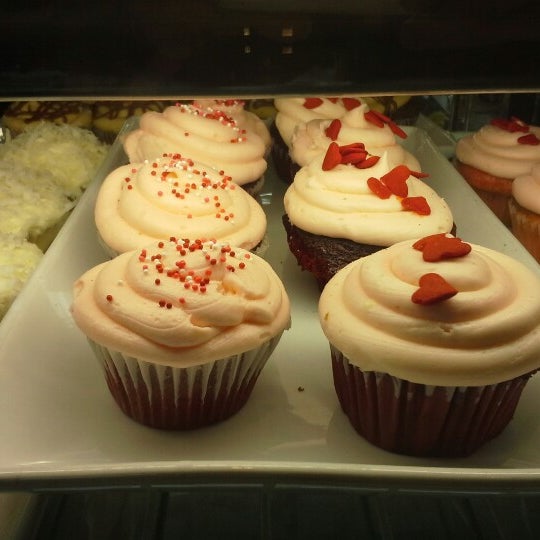 Foto tomada en One Cup Two Cupcakes  por Adrienne C. el 2/8/2013