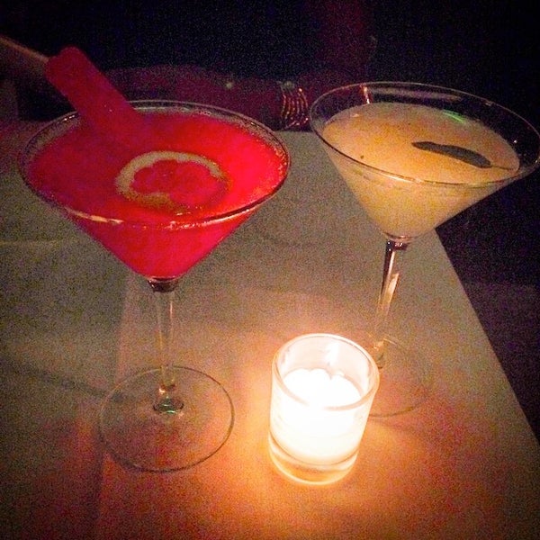 Das Foto wurde bei Nic&#39;s Martini Lounge von Andia B. am 8/16/2014 aufgenommen