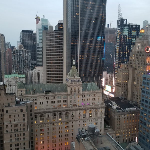 รูปภาพถ่ายที่ Hilton New York Times Square โดย Saeed B. เมื่อ 12/6/2018