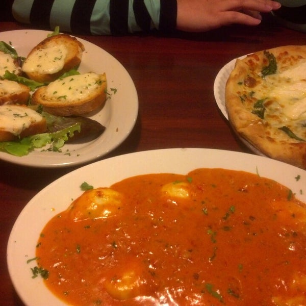 Foto diambil di Top Tomato Bar &amp; Pizza oleh Saeed B. pada 2/23/2013