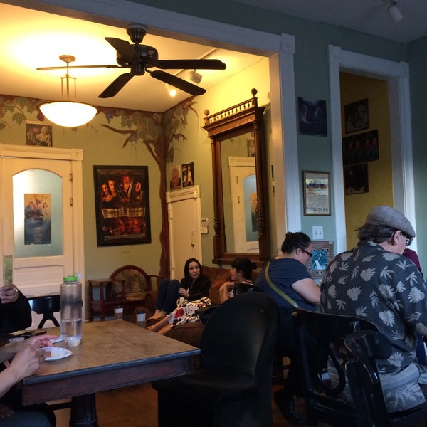 รูปภาพถ่ายที่ Point Loma Living Room Coffeehouse โดย Allie B. เมื่อ 4/21/2016