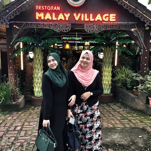 Foto tomada en Malay Village Restaurant  por Tierah A. el 6/13/2016
