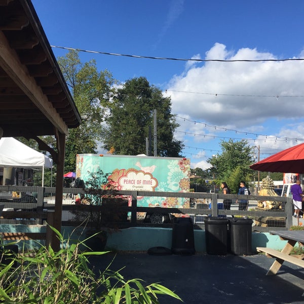 10/11/2015 tarihinde Joel H.ziyaretçi tarafından Atlanta Food Truck Park &amp; Market'de çekilen fotoğraf