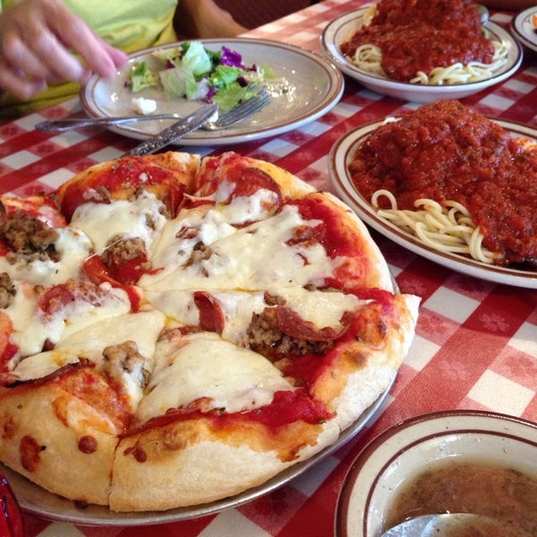 7/27/2014에 Amphayvane R.님이 Filippi&#39;s Pizza Grotto- Napa에서 찍은 사진