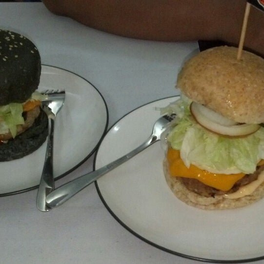 รูปภาพถ่ายที่ Burger Shot โดย Rio A. เมื่อ 6/20/2014