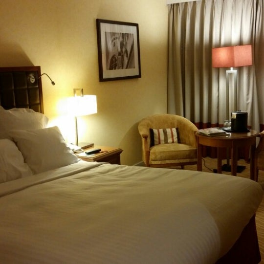 Foto diambil di Delta Hotels by Marriott Heathrow Windsor oleh Mema K. pada 4/24/2014