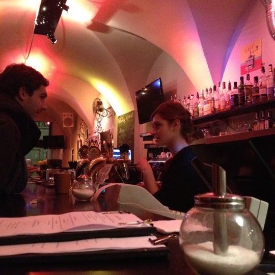 Foto diambil di Café de Paris oleh Nusique pada 11/4/2012