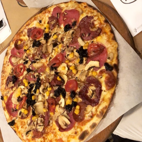 Foto scattata a Pizza Locale da Mert il 8/13/2020