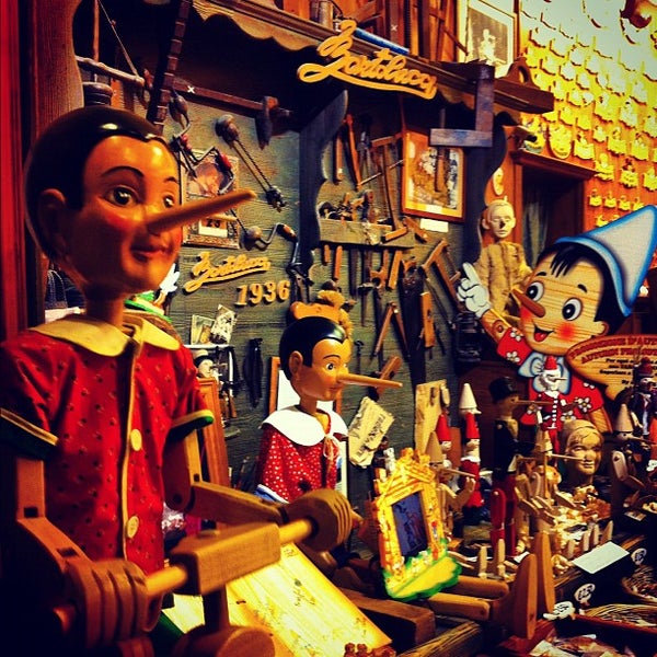 10/28/2012 tarihinde Gurdal T.ziyaretçi tarafından Pinocchio Toys Roma'de çekilen fotoğraf