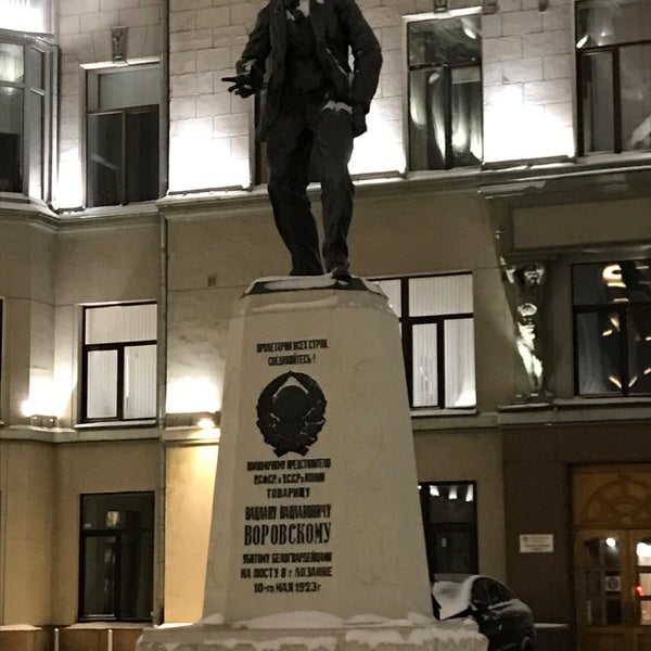 Памятник воровскому в москве на лубянке