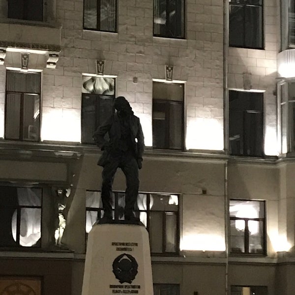 Памятник воровскому в москве