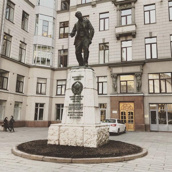 Памятник воровскому в москве